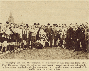 870044 Afbeelding van de huldiging van voetbalinternational Wout Buitenweg op het terrein van Hercules aan de ...
